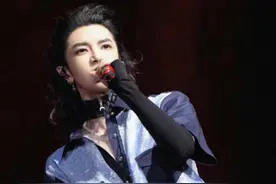 华晨宇演唱会翻车，雪碧卖到35，破音跑调还假唱，网友：这叫艺术图片