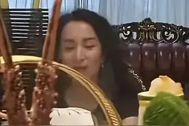 49岁汤灿消失多年现身！高档餐厅聚餐，身着朴素大佬环绕模样大变图片