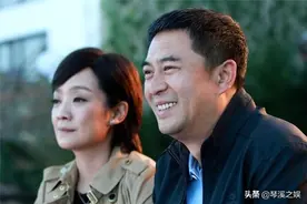 52岁张嘉译满头白发做核酸，曾被前妻看不起，二婚娶王海燕宠成宝图片