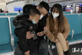 沉甸甸的行李箱，装下的是礼物，装不下的是思念！图片