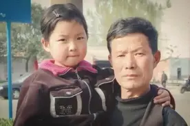 河南老人在垃圾堆里发现残疾女婴，艰苦抚养其17年，后来如何了？图片