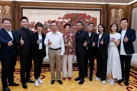 钟南山罕携妻子现身，他86岁身姿挺拔似小伙，妻大妈装难掩贵妇气图片