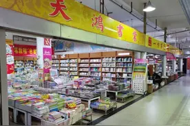 桂林十二时辰书局，坐落在一个胡同的过道上，两边的墙就是书架图片