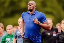 飞人博尔特回赛道！身材发福严重，1米55女友身材傲人，2年生3娃图片