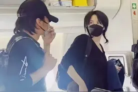 曝王菲谢霆锋机舱照，两人坐经济舱接地气，女方皮肤白皙少女感强图片