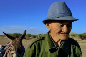 85岁老人沙漠守护58000亩胡杨林，40年自挖11口井浇灌，不离不弃图片