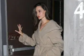 如果穿大衣有王者，那是安吉丽娜·朱莉图片