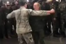 美国男兵与俄罗斯女兵牵手跳舞！其驻扎同一军事基地氛围其乐融融图片