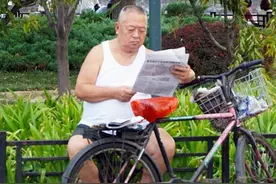 七八十岁男人，上衣尽量不要穿“背心”和“老头衫”，这些更减龄图片