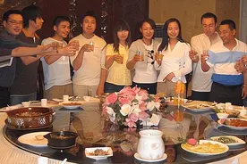 浙江8位同学宴请恩师，点了24道美食6瓶茅台，结账时集体“破防”图片