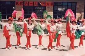 赵丽颖罕见童年照曝光！穿脚蹬裤跳扇子舞，儿童节表演节目太出色图片