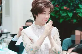 44岁张怡宁带家人参加婚礼，儿子老公罕见出镜，64岁徐威年轻帅气图片