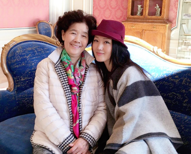 内地娱乐圈7位年逾50仍未婚的著名女星，谁让她们变成了这样？