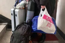 辽宁一女大学生放假回家，行李堆放横跨客厅，家长：你是不念了吗图片