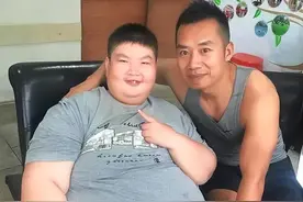 江西14岁小胖孩体重300斤，一顿饭要吃8碗，死前每个毛孔都在流水图片