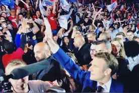 如胶似漆，马克龙竞选间隙将娇妻搂在怀中，68岁的布丽吉特害羞了图片