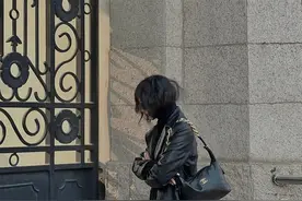 再次强调：丝袜别配运动鞋，太土气！街头流行这样穿，时髦又高级图片