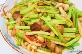 芹菜搭配这食材，大火一炒，鲜香四溢，做法简单，开胃好吃图片