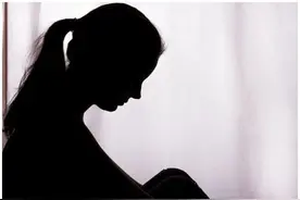女子被威胁发生关系，致器官损伤，男子构成何罪？图片