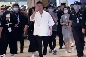 39岁王凯合肥商场参加活动，身材消瘦遭众人围观，网友：像个厨师图片