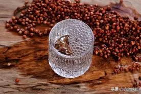 买白酒时，酒瓶上有这两个“记号”的，都是纯粮酿，放心买图片