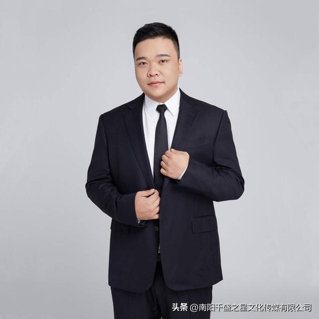 刘兆洋、李佳棋合唱励志歌曲《平凡的英雄》为郑州加油