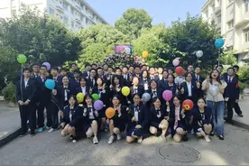 蛋糕、鲜花、礼物，鼓楼区这所学校为学子准备多彩“成人礼”图片