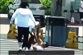 儿子街头疯狂捶击父亲，是忤逆还是天生就坏，网友：太吓人了！图片