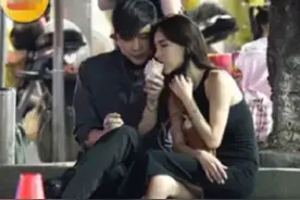 39岁男星曝恋情！与美女十指紧扣当街拥吻，女方打扮性感身材苗条图片