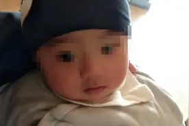 2岁男孩跌入热油桶险丧命！我宁愿你不喜欢孩子，也别这样逗孩子图片