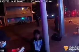女子凌晨醉酒哭闹不止 民警暖心借肩膀靠了一路图片