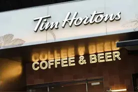 白天咖啡续命、晚上酒精还魂，Tims也“下海”赚打工人更多的钱图片