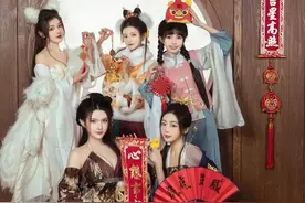 女Coser穿露肩服还原古风舞蹈，网友看完却想高价求购她家门框？图片