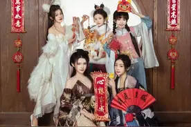 女Coser穿露肩服还原古风舞蹈，网友看完却想高价求购她家门框？图片