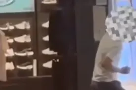 男子亲吻商店海报女模特下体，舔狗的最高境界图片