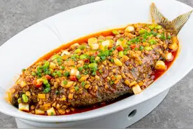 鸡爪烧鲫鱼的正确做法，这样煎鱼不粘锅不破皮，鱼肉鲜嫩鸡爪入味图片