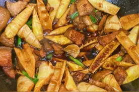 煮笋，别直接焯水！记住这几点，笋鲜嫩脆口，不涩苦，不“咬喉”图片