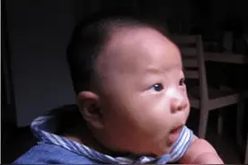 宝宝总盯着一个地方看，是看到了成年人看不到的东西吗图片