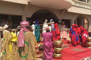 探秘西非最强民族，豪萨皇帝有多牛?总统见了都得靠边图