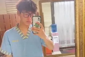 大二男生寒假应聘搓澡工为攒钱旅游，当事人：每天能赚100块，虽然又累又脏，但不丢人图片