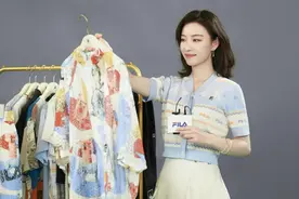 倪妮罕见换风格后更美了！穿高腰百褶裙秀出超模腿，少女感大爆发图片