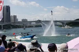 广西南宁：“水上飞人”邕江秀特技图片