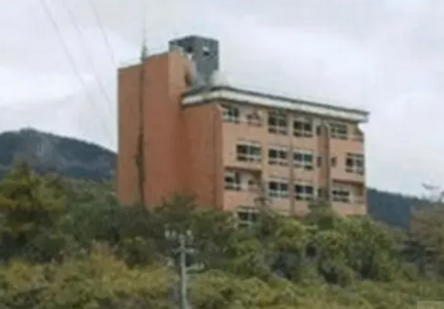 两名日本少女去废弃旅馆探险，之后“人间蒸发”，24年后才被找到