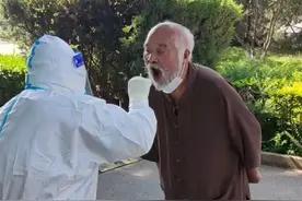 67岁李琦穿破洞衣服做核酸，越老越瘦显憔悴，走路颤巍还当志愿者图片