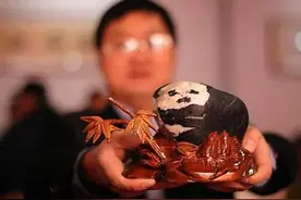 青岛男子捡到熊猫奇石，出价到百万也不卖，专家鉴定估价1.5亿图片