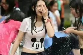 云南泼水节不雅事件，女生生理期被撕雨衣，微胖女子被围攻图片
