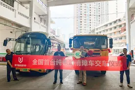 全国首台18吨纯电动清障车交付使用图片