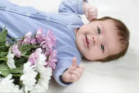 为什么婴儿会对着没有人的地方笑？图片