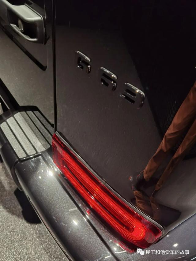 55周年的AMG G55售价要300多万，热辣的红内有点闷骚。