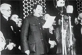 开国大典林伯渠宣布：请毛主席升旗，工作人员急忙提醒：缺一个字图片